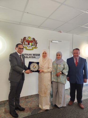 Toh Puan Norlidah santuni warga Kedutaan Malaysia di Bern