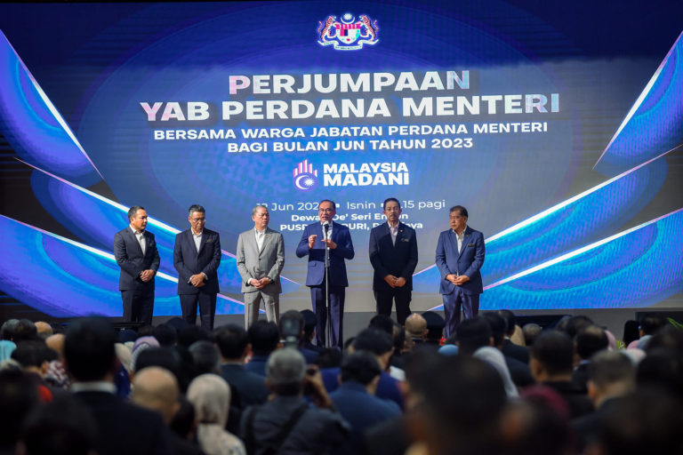 Penjawat awam perlu terap budaya musyawarah, jangan cepat menghukum – PM