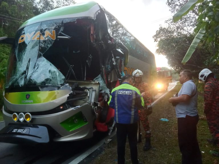 Dua cedera, kemalangan melibatkan lori muatan kayu dan Bas Ekspres