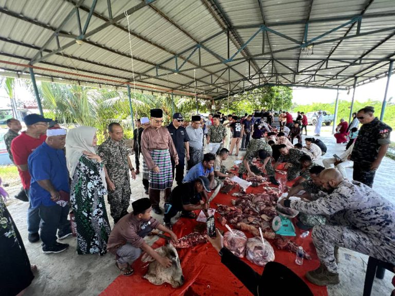ESSCOM santuni masyarakat, agih daging korban kepada penerima layak