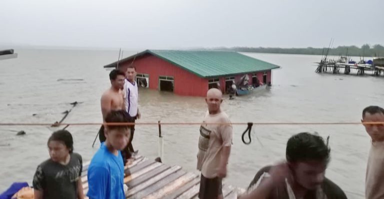 Rumah tenggelam ditiup angin kencang