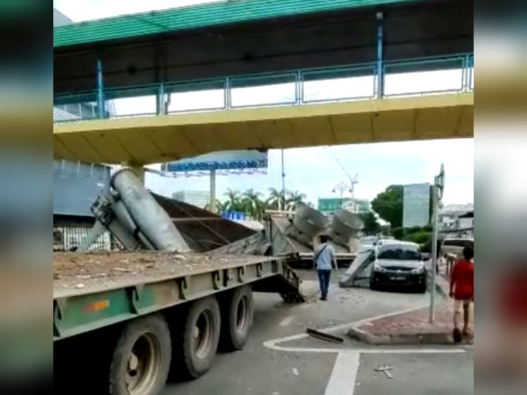 Lori trailer bawa muatan tersangkut di jejantas Segama