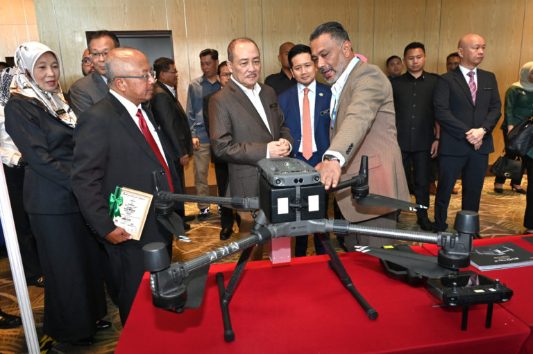 Kerajaan galak syarikat & industri guna dron dalam operasi harian