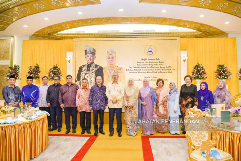 Tun Juhar hadir majlis jamuan teh sempena Hari Keputeraan Agong