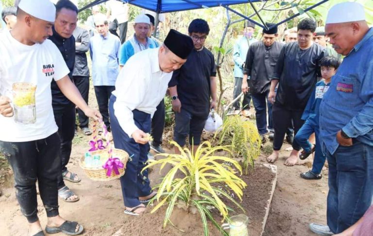 Anwar, Hajiji ucap takziah kepada keluarga Abdul Ghapur