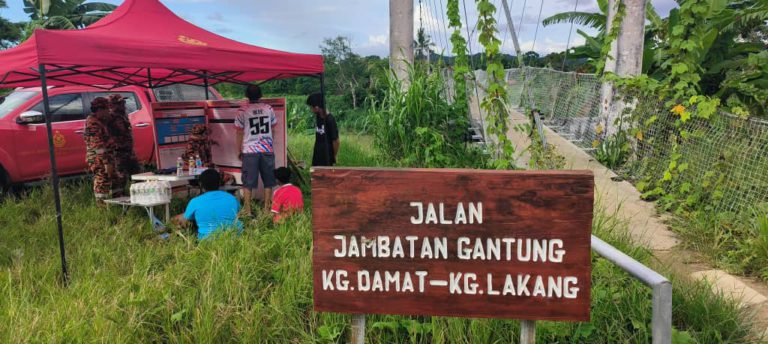 Remaja lelaki jatuh ke dalam sungai, tergelincir dari jambatan gantung