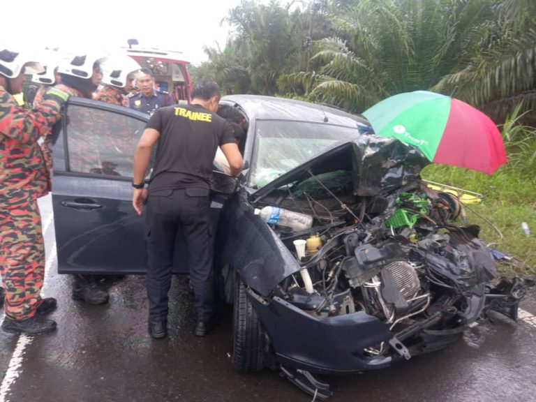 Seorang wanita maut, tiga cedera parah terlibat kemalangan jalan raya