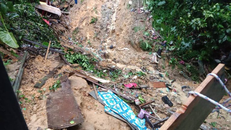 Tanah Runtuh: Dua buah rumah musnah