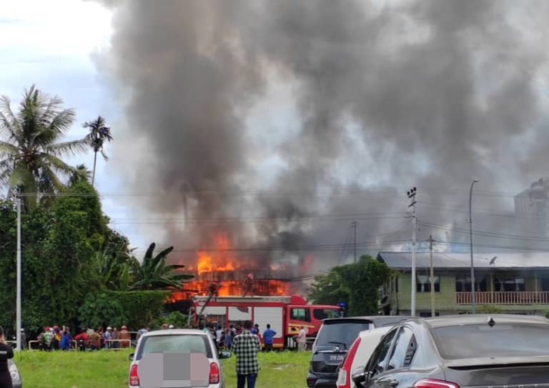 Dua mangsa termasuk seorang anggota bomba terkena renjatan elektrik