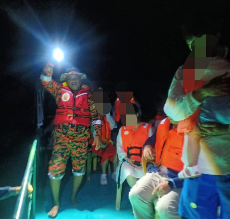 Bot tersangkut di pokok nipah, 14 pelancong Korea dan dua jurumudi selamat