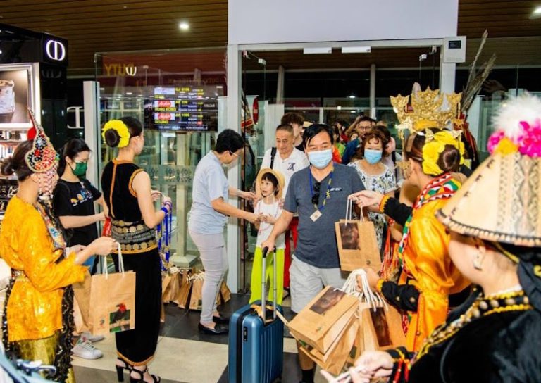 143 penumpang dari Xi’an tiba di KKIA disambut meriah