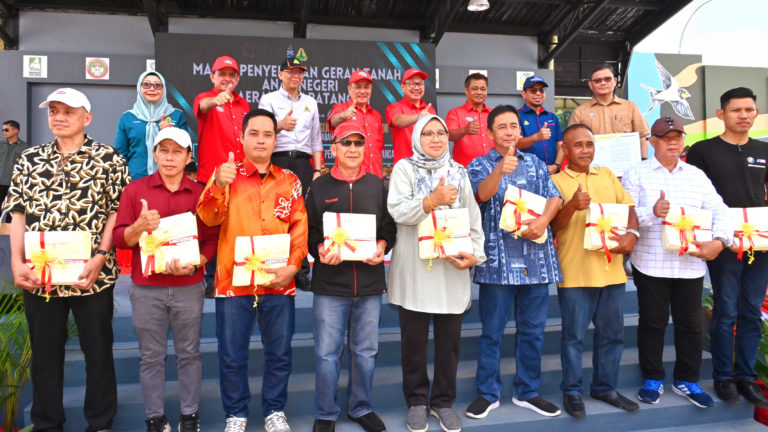 Hajiji serah 344 geran tanah kepada penduduk dari 34 kampung