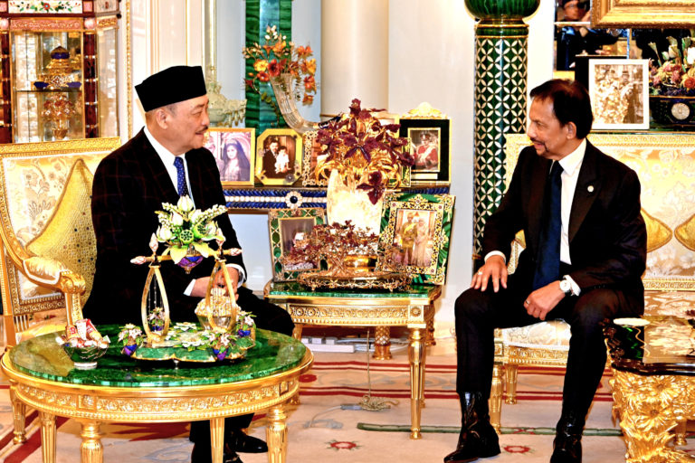 Hajiji & Juliah Mengadap Sultan dan Yang Di-Pertuan Negara Brunei Darussalam