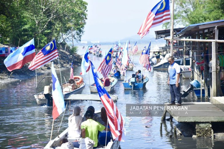 38 bot nelayan dihiasi Jalur Gemilang, semarak  Bulan Kebangsaan