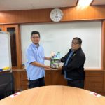 Gambar 1 – Jumat (kanan) memberi cenderamata kepada Zamani (kiri)