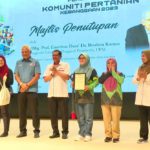 Gambar 2 – Jurry Foo (dua dari kiri) dan Rojaliah (tiga dari kanan) menerima anugerah