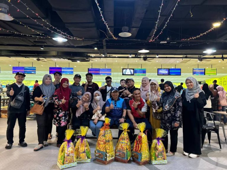 Acara boling erat silaturahim antara keluarga PIBG SMKPT