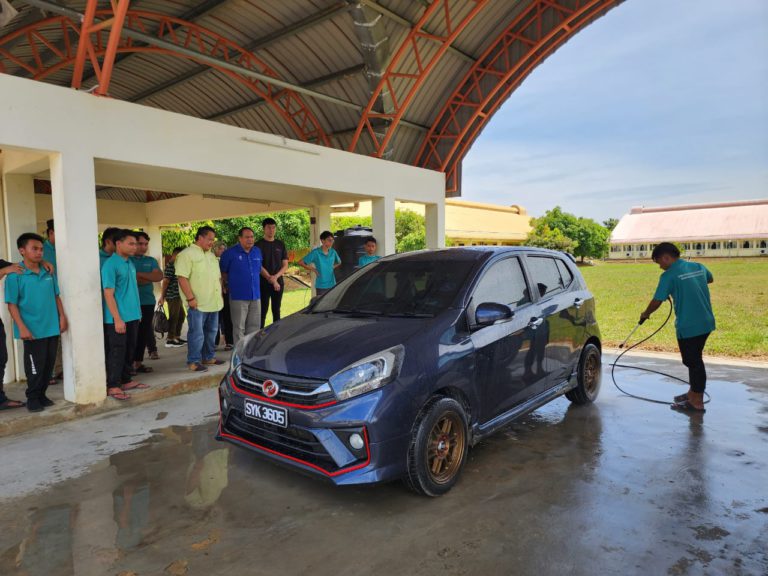 Projek rintis beri kemahiran cuci kereta kepada pelajar OKU 