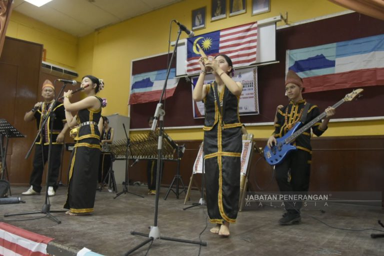 Lagu Negaraku, Sabah Tanah Airku dialun dengan irama muzik bambu