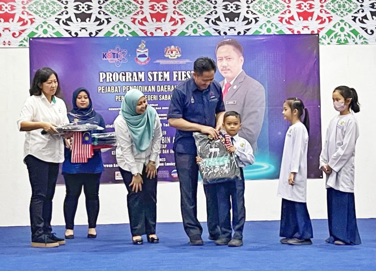 Yayasan PETRONAS sumbang pakaian seragam, peralatan sekolah kepada 3,570 pelajar di Sabah