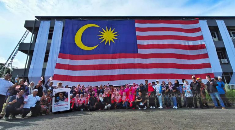 Lahad Datu kibar Jalur Gemilang gergasi semarak bulan kebangsaan