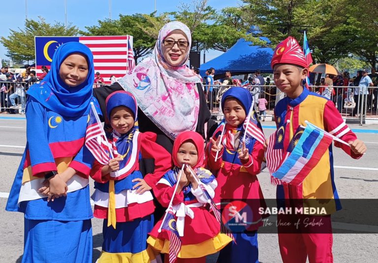 Lima beradik berpakaian tema patriotik curi tumpuan