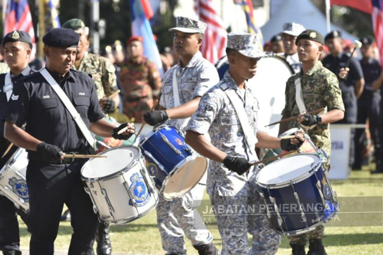 Persembahan ‘Drumline’ pasukan keselamatan curi tumpuan pengunjung