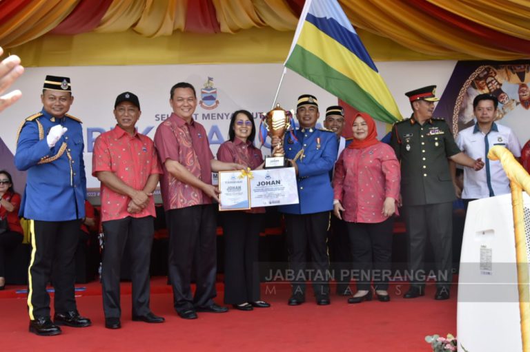 DBKK raih johan perbarisan kategori jabatan tidak berpakaian rasmi