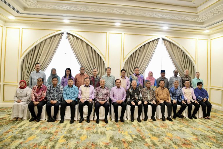 PM Anwar Pengerusikan Mesyuarat Kabinet Di Kuching