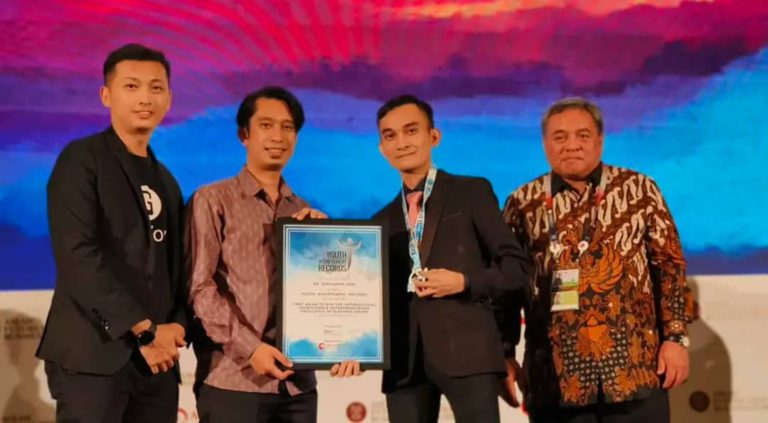 Dr. Sirhajwan Idek terima Anugerah Youth Achievement Record di Jakarta