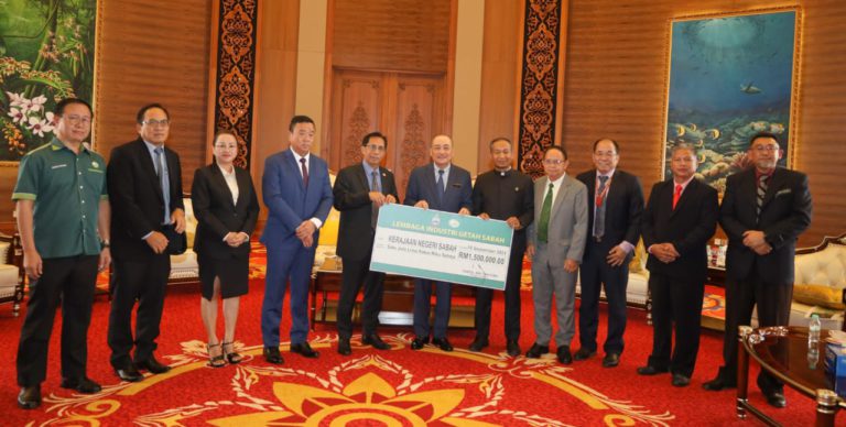 LIGS menyumbangkan RM1.5 juta kepada kerajaan negeri