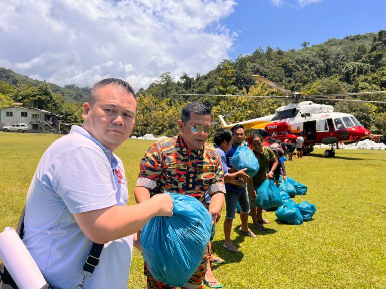 Bomba Sabah hantar bantuan makanan kepada penduduk terjejas di Pensiangan
