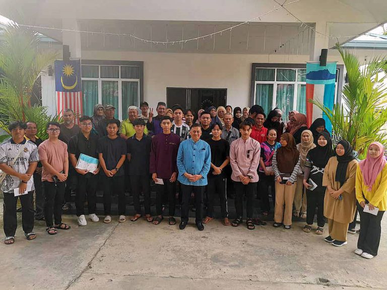 Program Jejak Ilmu ADUN Membakut santuni 52 pelajar ke IPTA/S