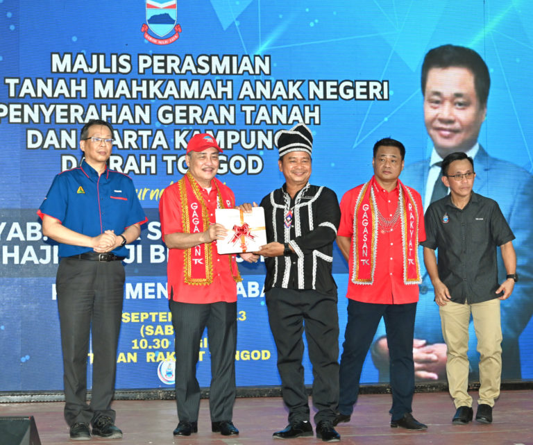 Hajiji serah 421 Geran Tanah Anak Negeri kepada penduduk Tongod