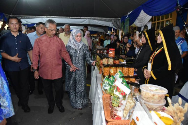 Kembara Kenali Borneo: Agong terharu dengan sambutan rakyat di Tawau