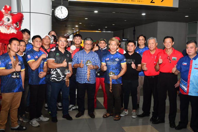 Empat juara dunia gusti lengan disambut meriah di KKIA