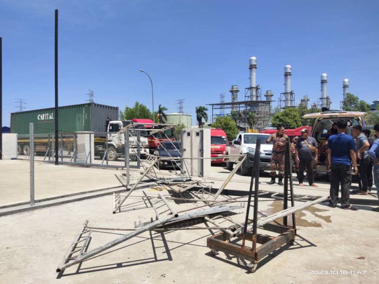 Tiga pekerja cedera, terjatuh dari perancah besi