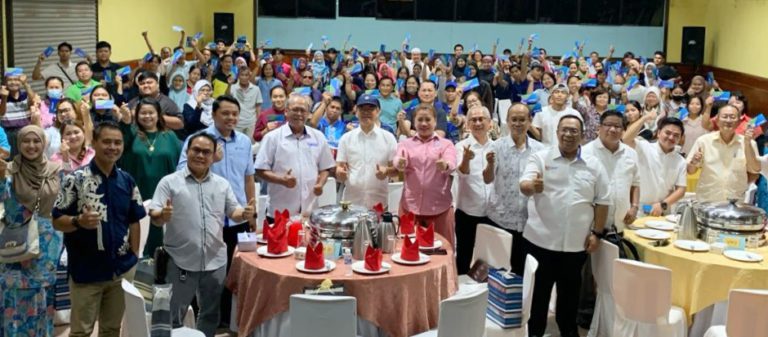 105 pelajar asnaf, B40 di Tuaran terima bantuan pengajian