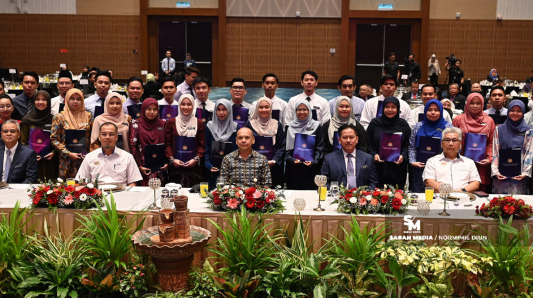 55 pegawai Sabahan terima Watikah Pelantikan Pegawai Teknikal Contract of Service