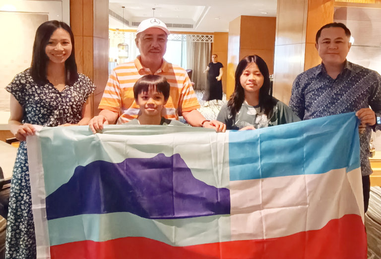 Pemain badminton muda Sabah bertemu Ketua Menteri