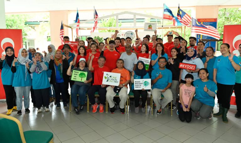 200 pokok ditanam di UMS bersama syarikat korporat, NGO