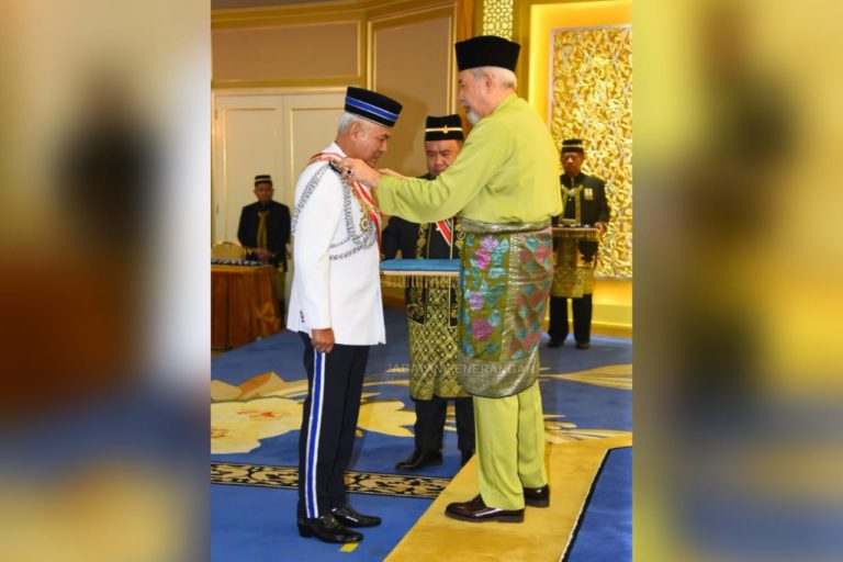 Acryl Sani dahului penerimaan pingat kebesaran negeri