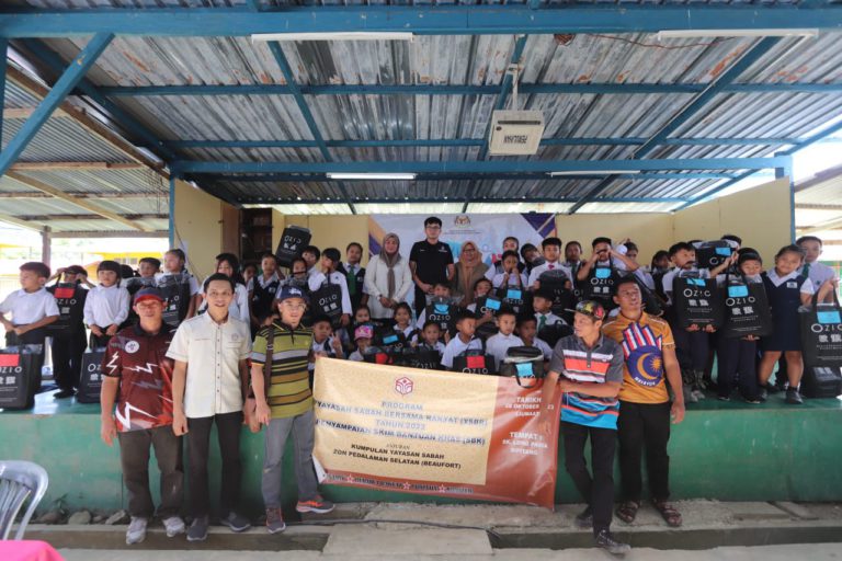 51 murid SK Long Pasia terima SBK Kumpulan Yayasan Sabah