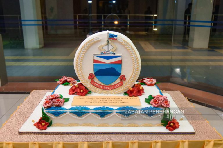 Kek ulang tahun rasmi TYT berinspirasikan logo Istana Seri Kinabalu