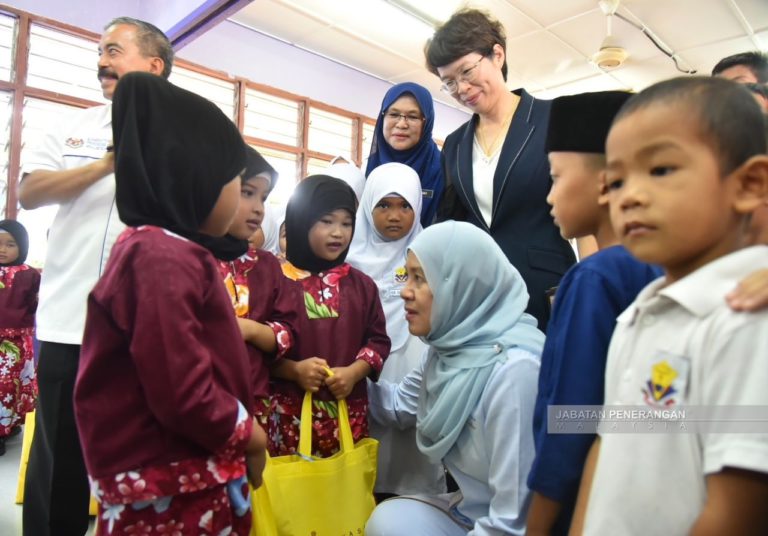 Lima sekolah terima sumbangan naik taraf pusat sumber