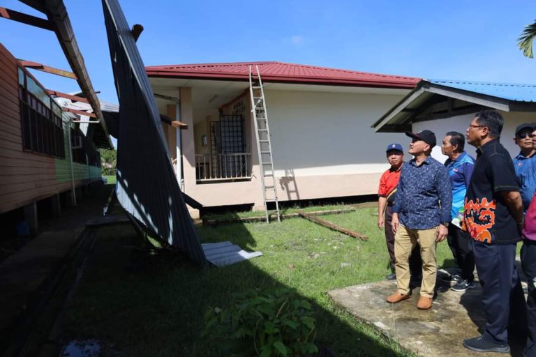 ((VIDEO))-Komputer, buku teks rosak selepas bumbung sekolah terbang dipukul ribut