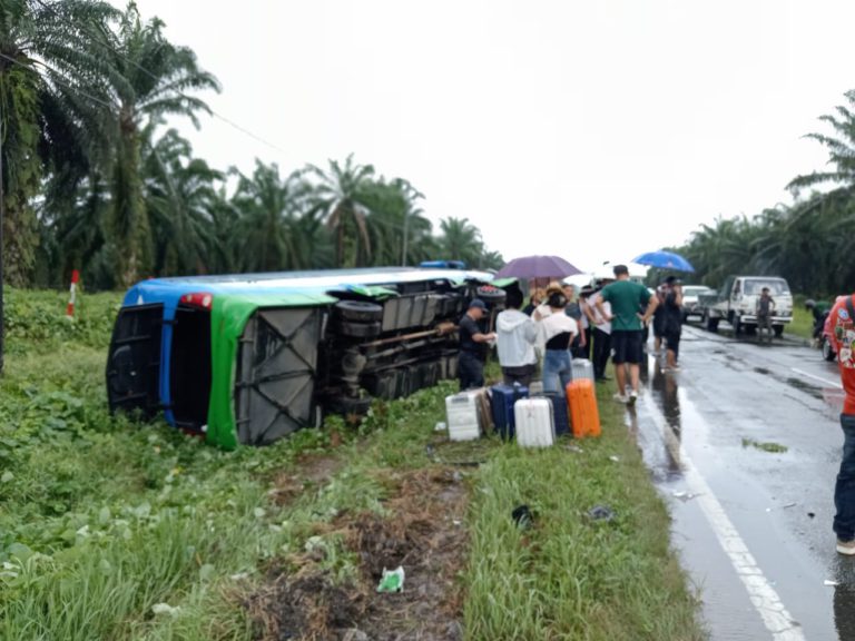 Pelancong maut, bas persiaran bertembung dengan lori di Semporna