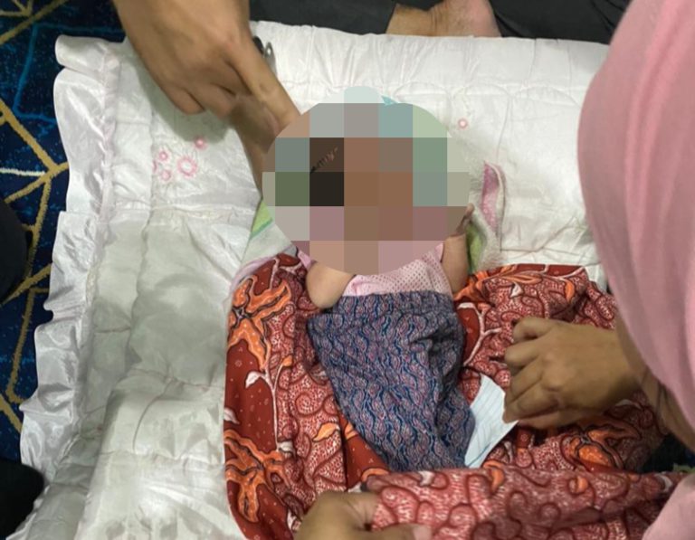 Imam terkejut jumpa bayi dalam kotak di hadapan Masjid Al-Mawaddah