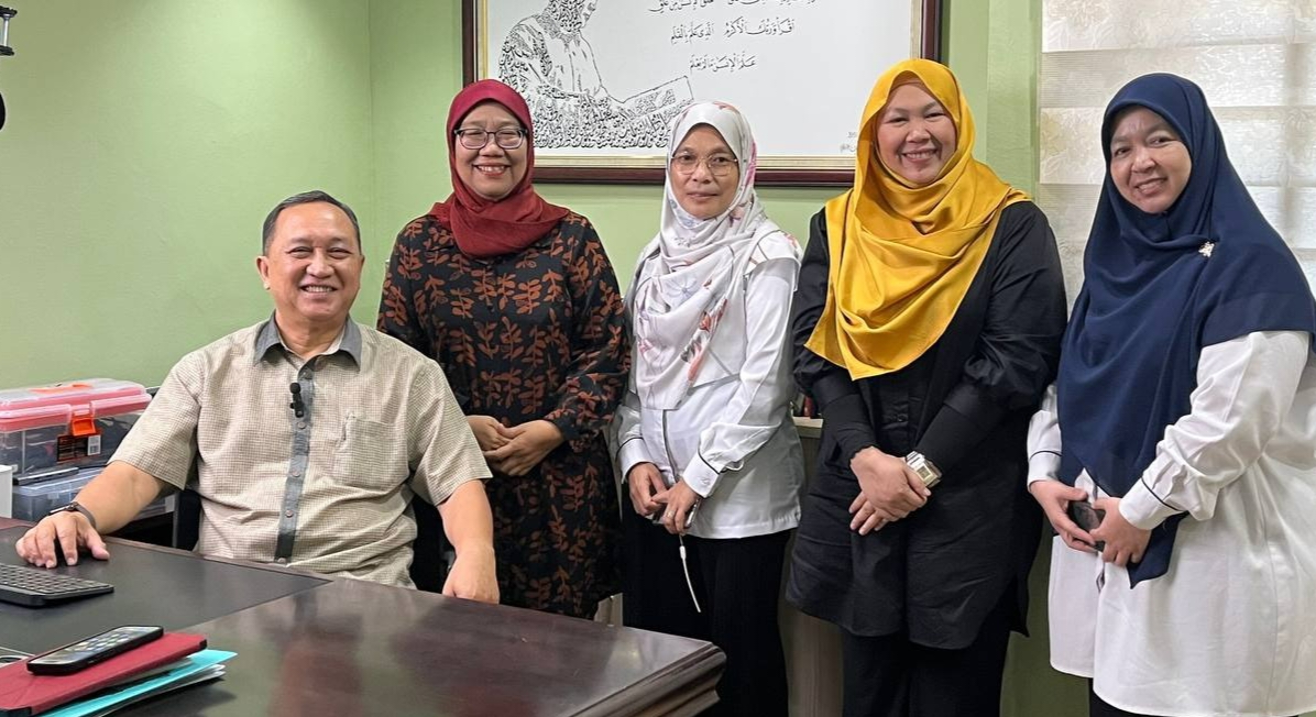 Dr Amin (duduk, kiri) menerima kunjungan hormat IPG Kampus Ilmu Khas diketuai Pengarahnya, Dr Faridah (dua dari kiri) di Sembulan, Kota Kinabalu.