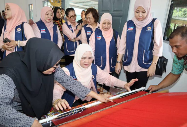 Juliah ambil peluang mencuba tenunan siambitan